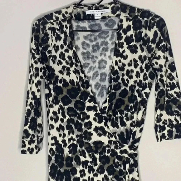 Diane von Furstenberg Julian Two Snow Leopard-Print Wrap Dress Size 2 - Picture 3 of 10
